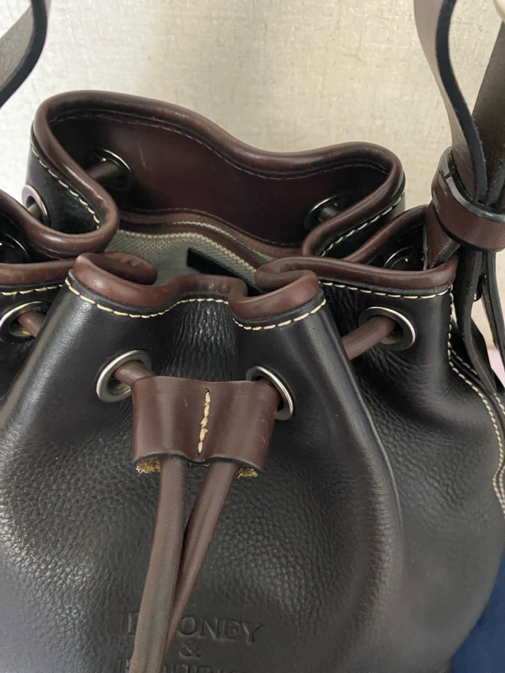 Dooney & Bourke Brown Leather Drawstring Shoulder Bag 🤎🩶 - Picture 4 of 13